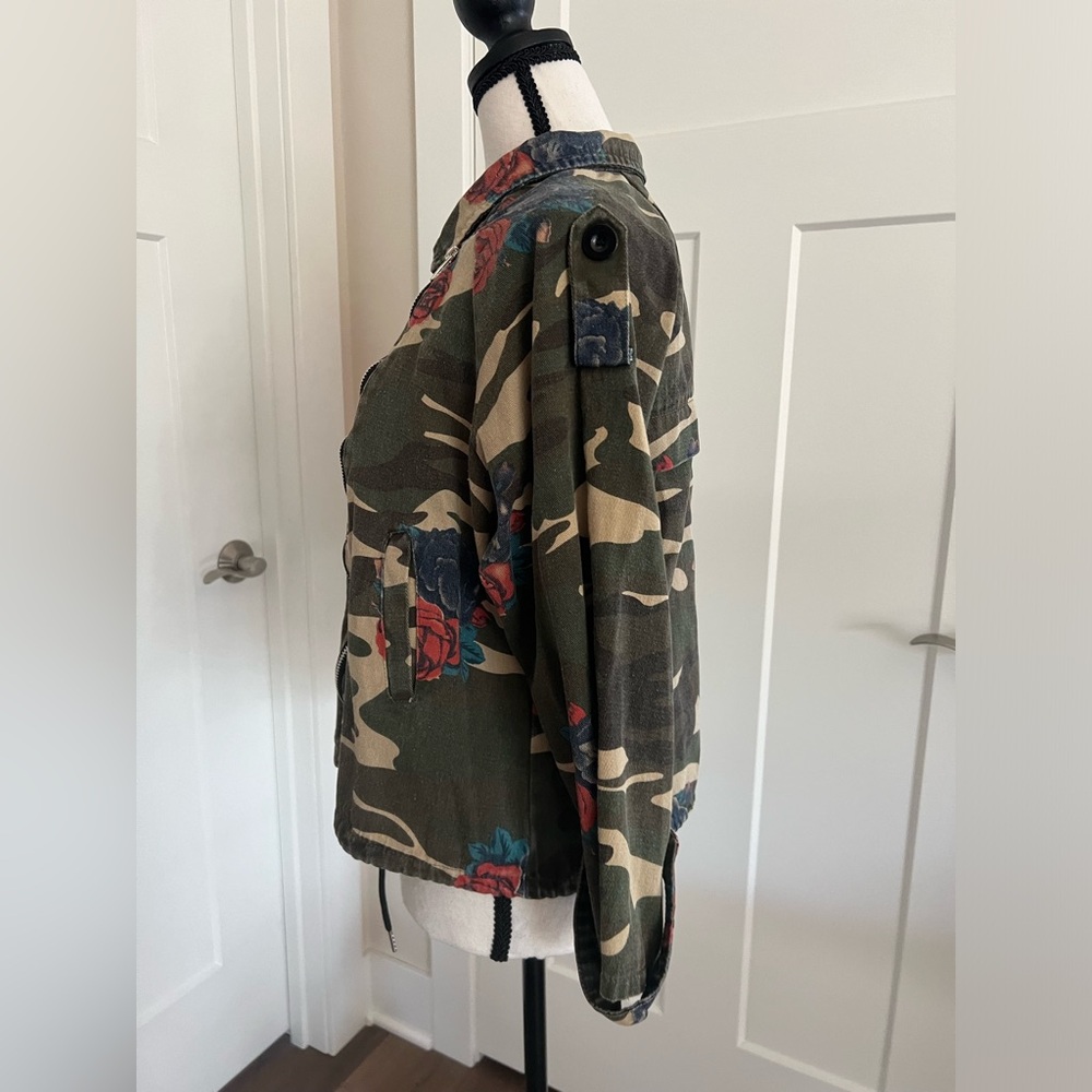 Cropped asymmetric zipper camouflage jacket with roses - Picture 4 of 5